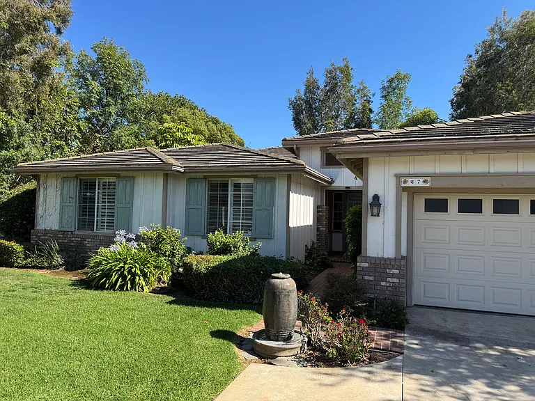 27 Carriage Ln — Photo 2