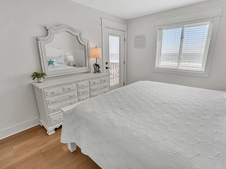 101 W 1st St #B3 — Photo 8