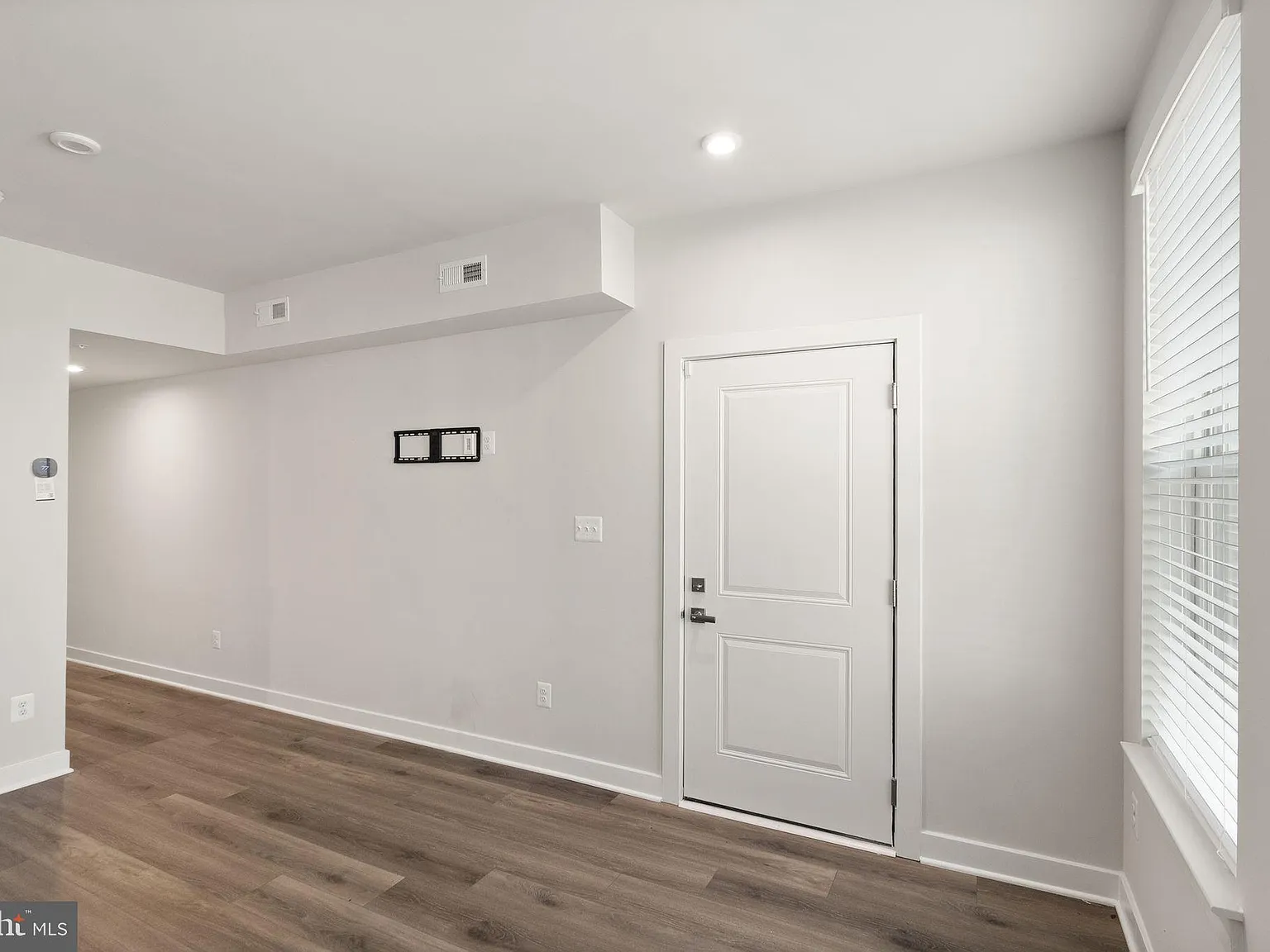 3 bed, 2.5 bath, 2152 sqft, $3,350 — Photo 4