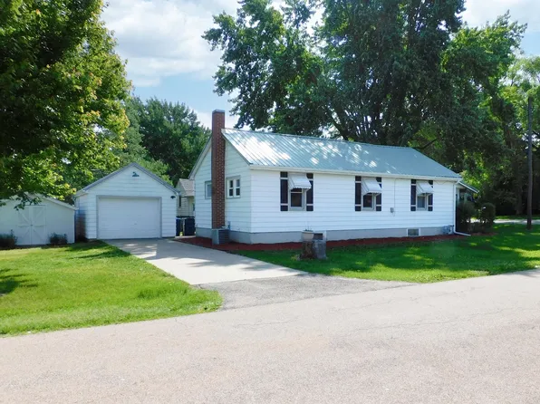 1823 W 4th St, Dixon, IL 61021