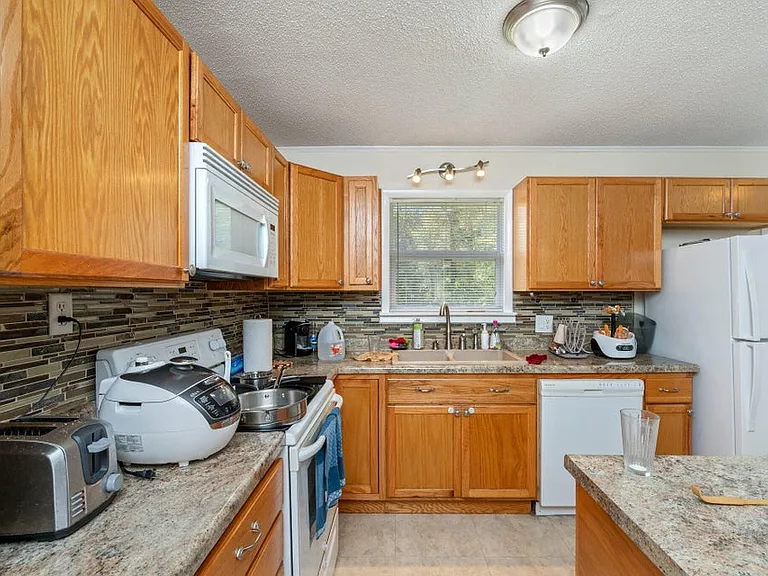 170 Sidney Ave — Photo 22