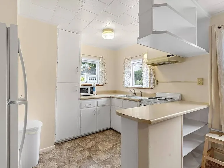 11 Beach Ave — Photo 8