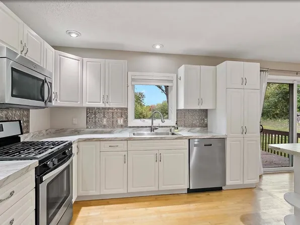 11902 River Hills Cir, Burnsville, MN 55337