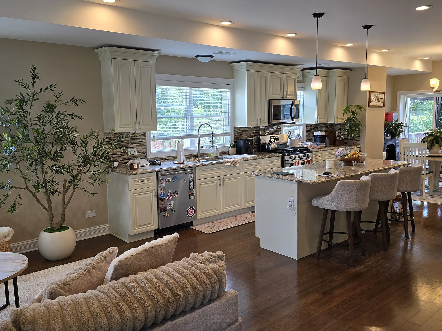 4 bed, 1800 sqft, $3,950 — Photo 3