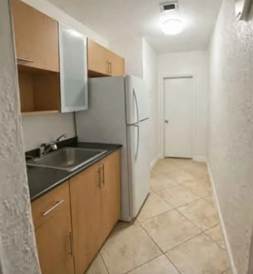 W 63rd St, Hialeah — Photo 2