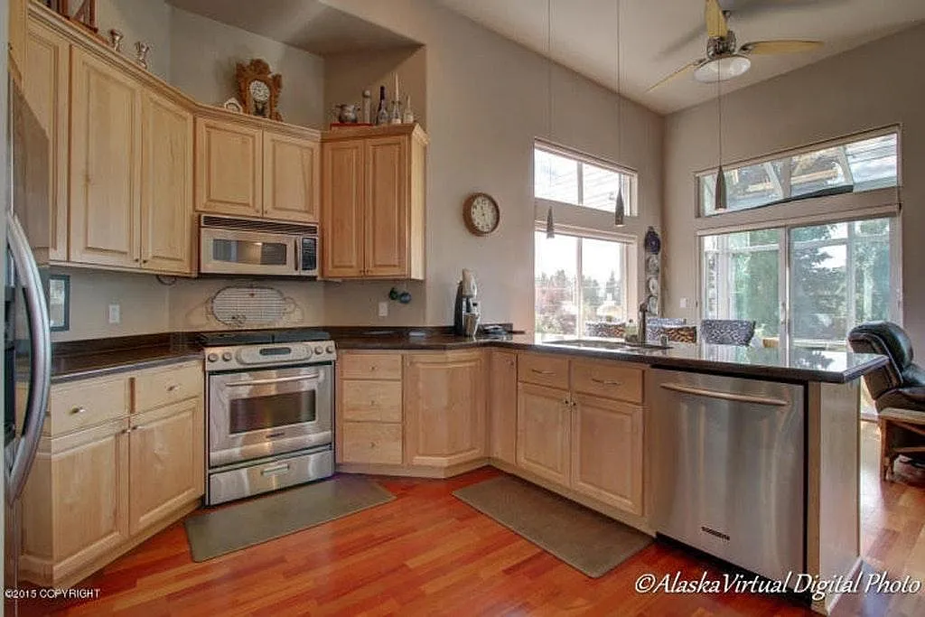 140 W 10th Avenue — Photo 4
