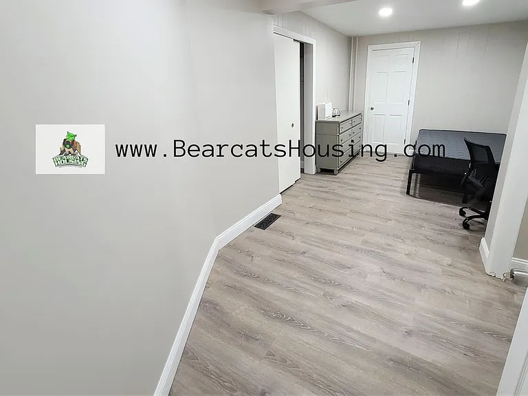 138 Beethoven St — Photo 3