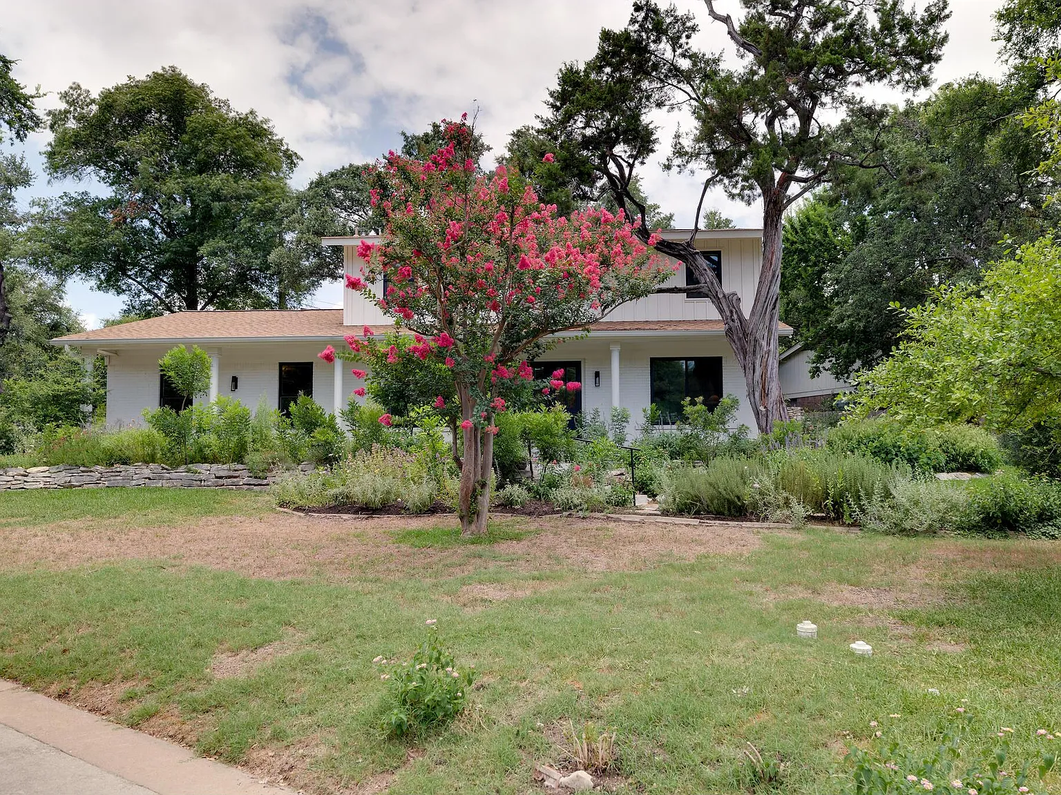 5 bed, 2.5 bath, 2749 sqft, $6,500 — Photo 2