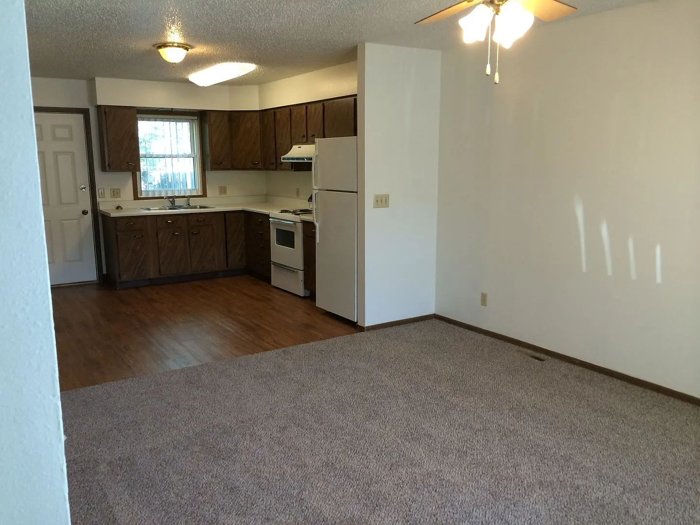 Newly updated!! 2 bedroom, 1 bath townhouse — Photo 2