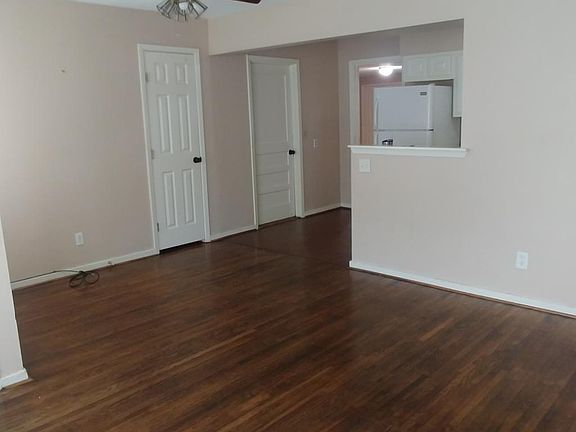 3rd image of 851 Magnolia St