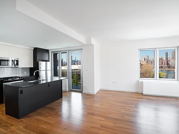 4th image of 31-43 Vernon Blvd #601