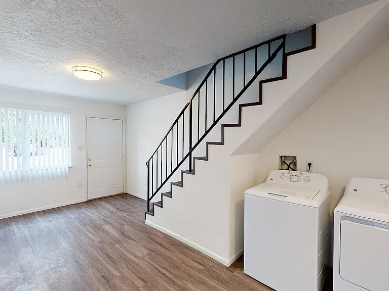 Updated 2 Bedroom Town Home Apt. in the Sawmill District — Photo 33