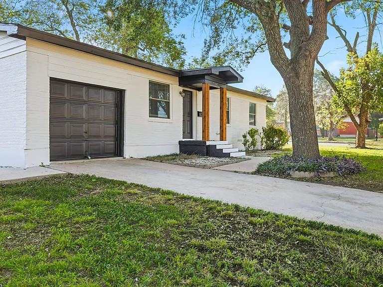 5345 Hensley Dr — Photo 1