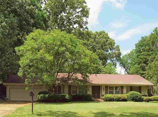 6818 Great Oaks Rd, Memphis, TN 38120