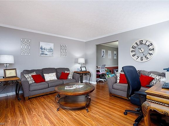4th image of 468 Cambridge Dr
