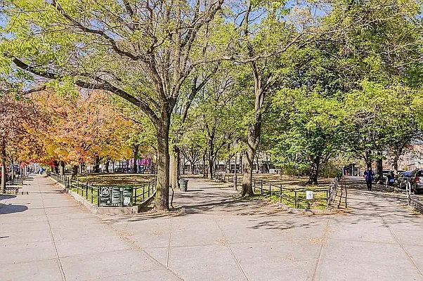 Rented by EXR | media 27