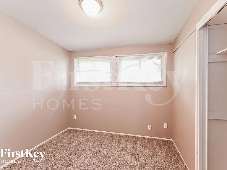805 Robinwood Dr — Photo 15