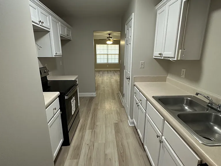 500 Stonehaven Cir #501 — Photo 5