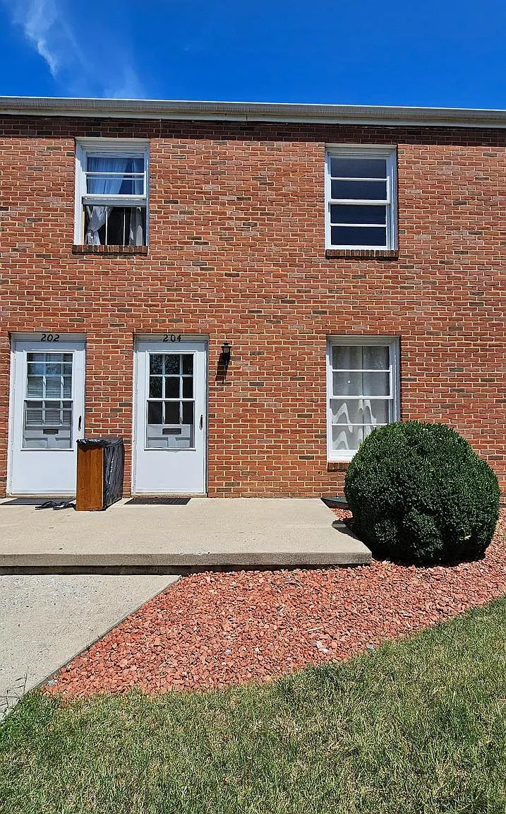 2 bed, 900 sqft, $1,250 — Photo 1