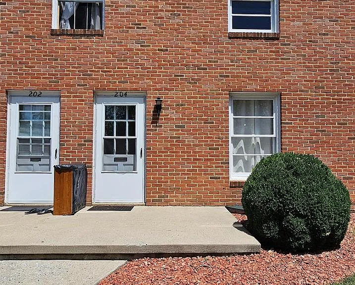 204 E Whitlock Ave — Photo 1