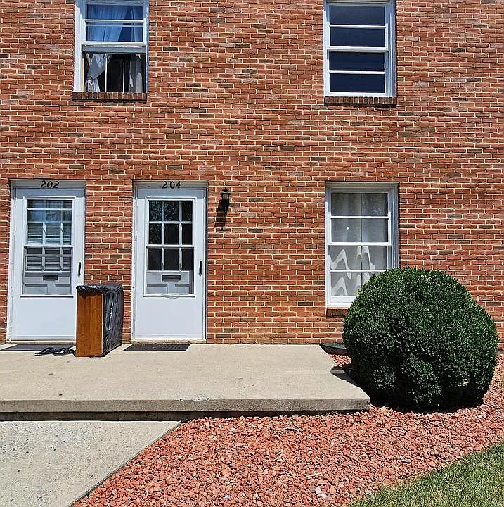 204 E Whitlock Ave