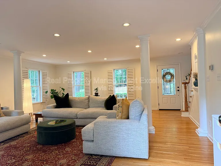 1208 Nottingham Dr — Photo 6
