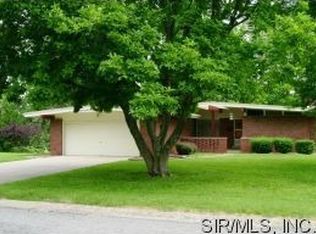 8 Crestwood Ct, Collinsville, IL 62234