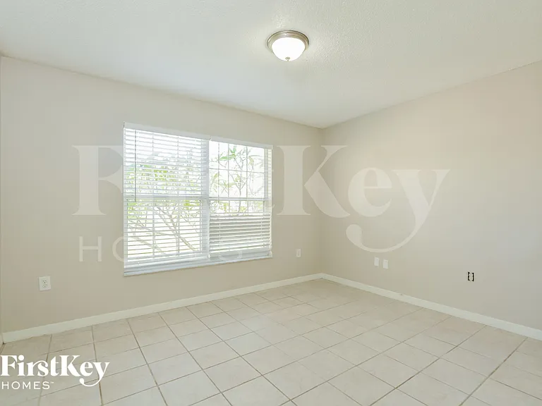 521 Finch Ln — Photo 10