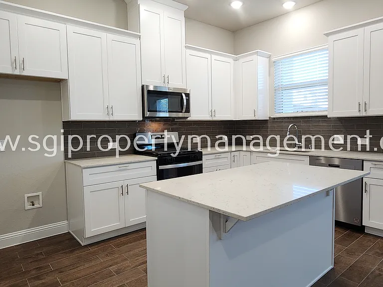 3121 Galveston St — Photo 8