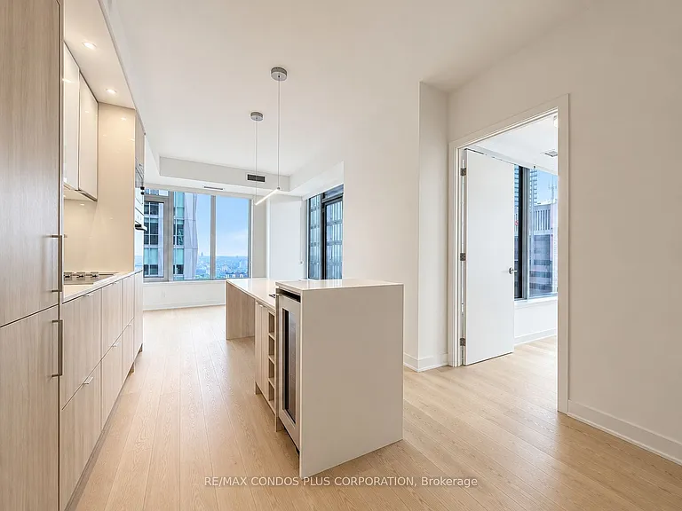 11 Yorkville Ave #3907 — Photo 2