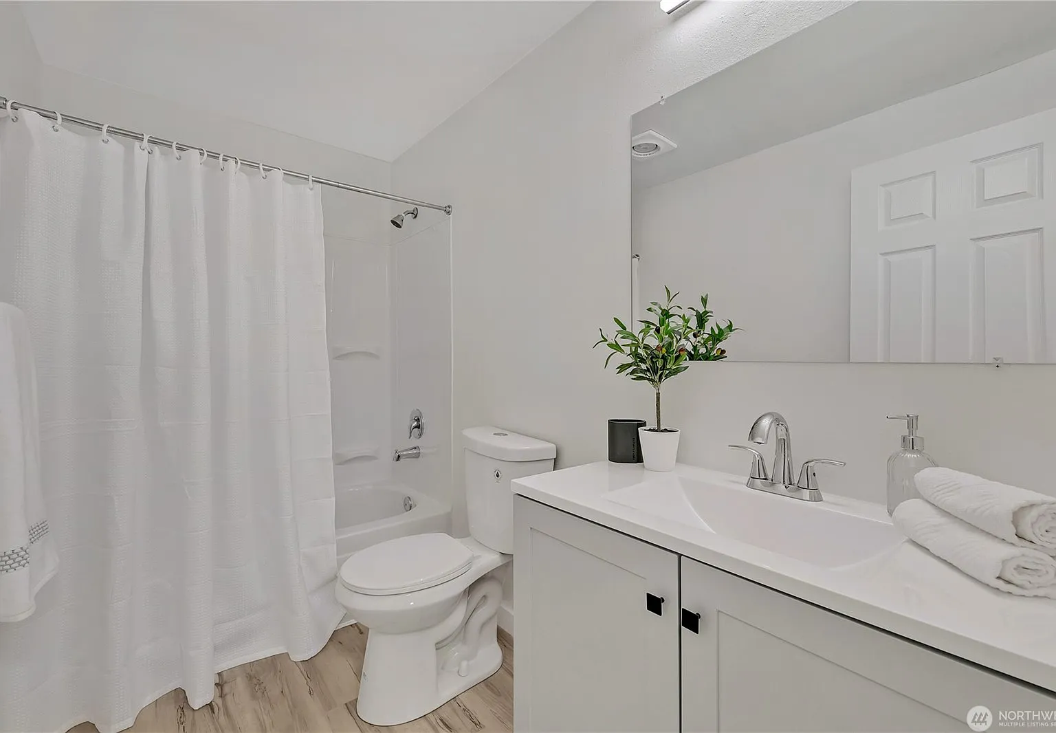 2 bed, 880 sqft, $2,375 — Photo 3