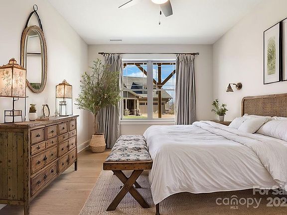 Pinnacle lower bedroom