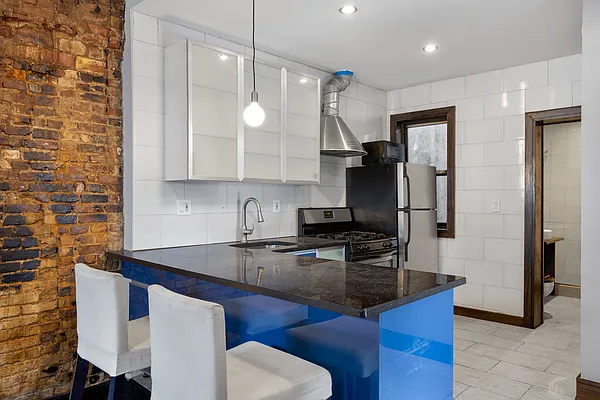 Rented by Safdie Realty Group | media 11