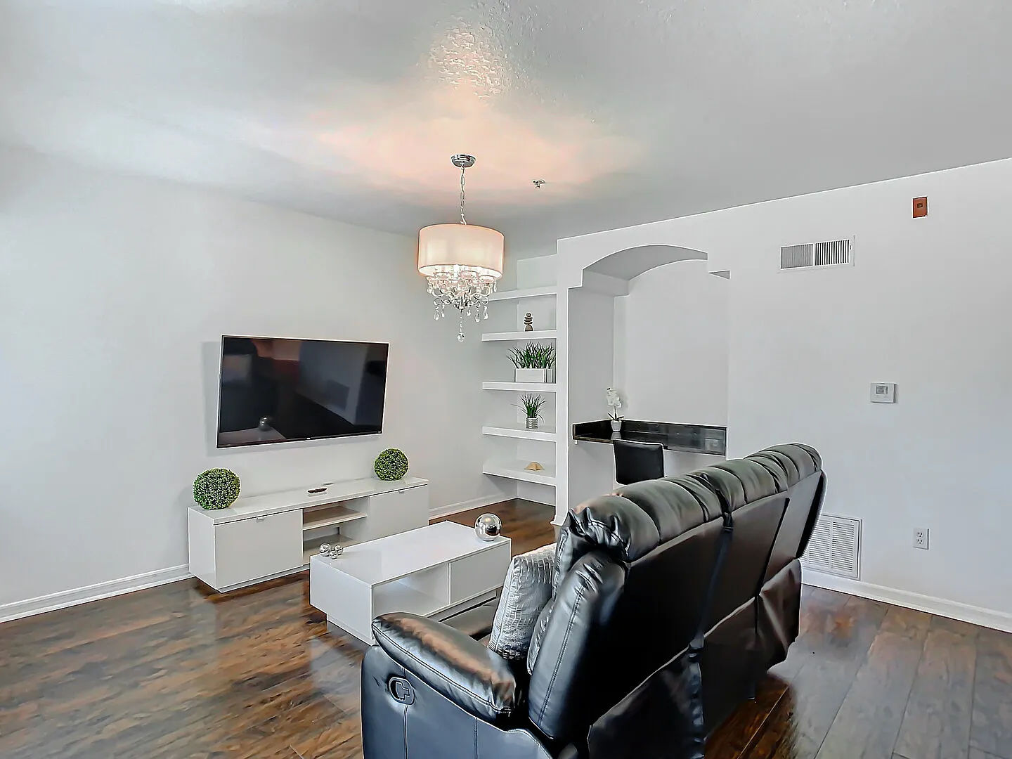Beautiful & Furnished 1-Bedroom Condo in Orlando — Photo 2