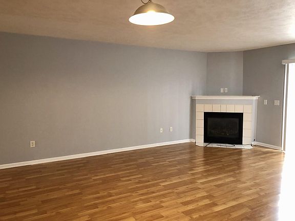 4th image of 1765 Park Trl NE