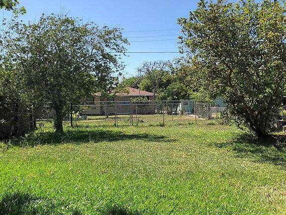 5th image of 210 Roy Ave