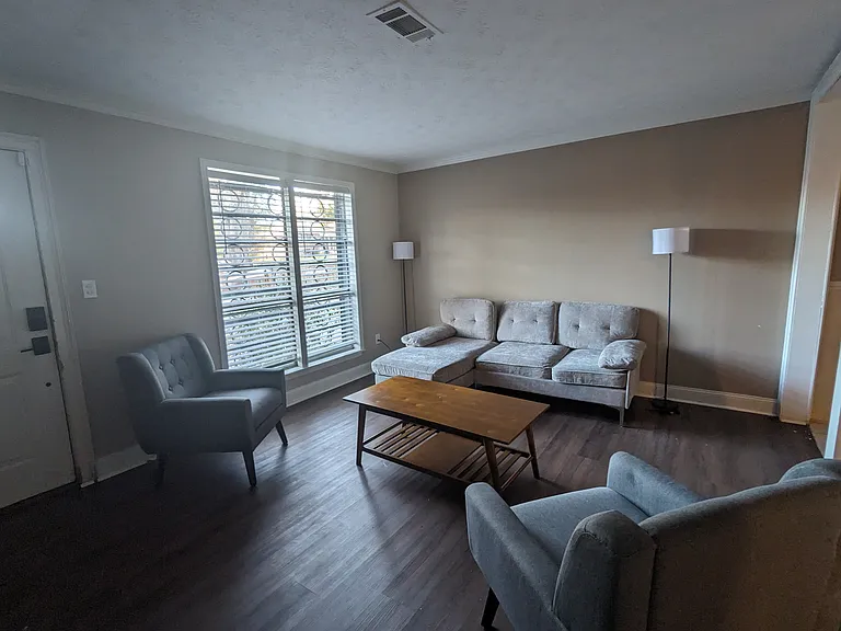 2909 Roberts St — Photo 4