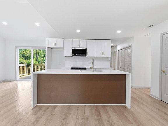 5th image of 5429 Maple St