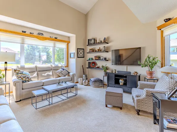 1626 Canyon Dr, Bismarck, ND 58503