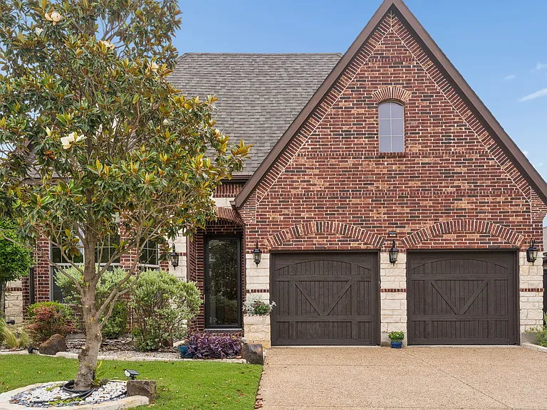 8212 Oakwood Dr — Photo 1