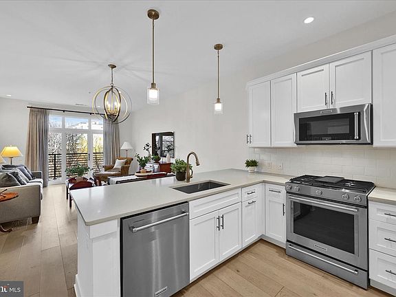 4th image of 575 S Goddard Blvd #215