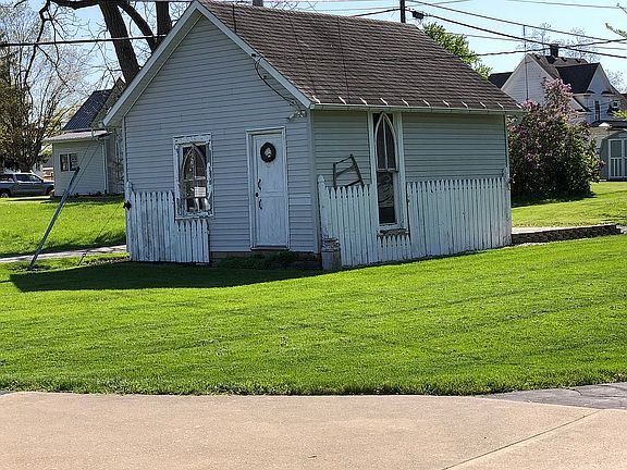 4th image of 302 E 1st St