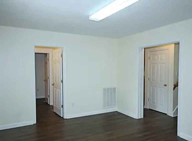 41 E Castle Dr — Photo 3