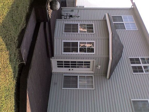 3rd image of 843 Holbrook Dr