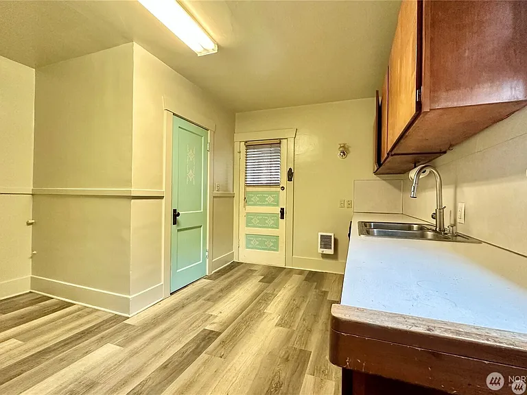 114 Wells Ave S — Photo 3