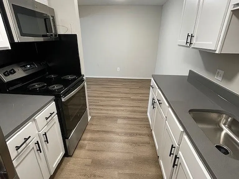 333 Marshall Apartments — Photo 34