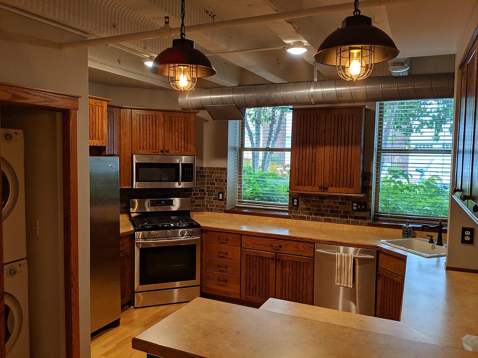 1st image of 2040 Como Ave Unit 106
