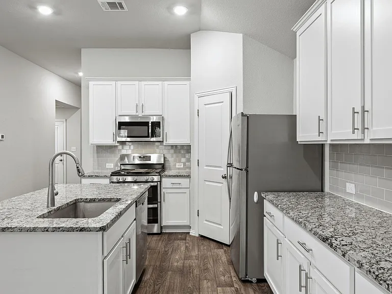 143 Alexander — Photo 15