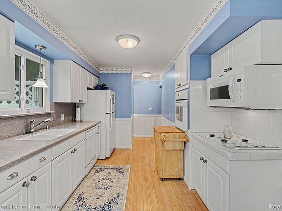 5th image of 1052 Barbara St