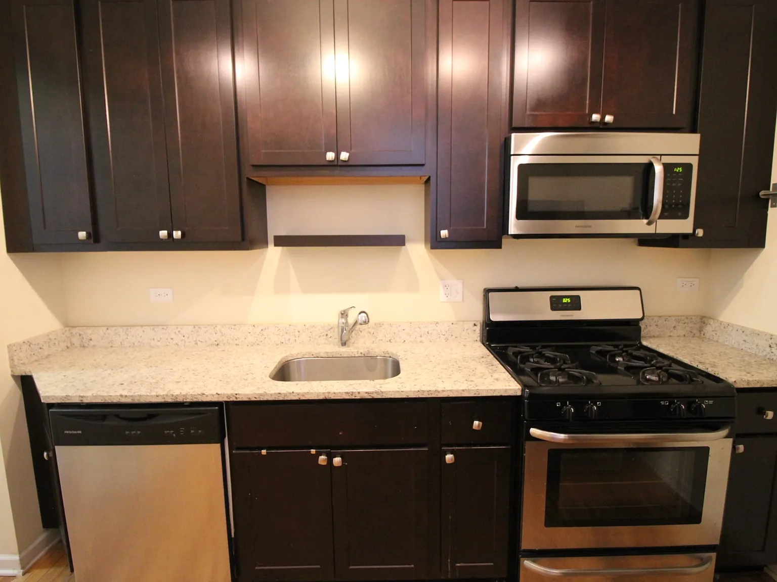 2 bed, 725 sqft, $1,800 — Photo 3
